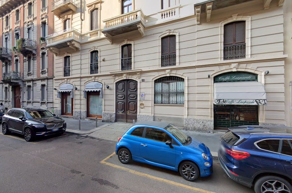 Storefront of Atto a Caffè Leopardi, specialty coffee shop in Milan