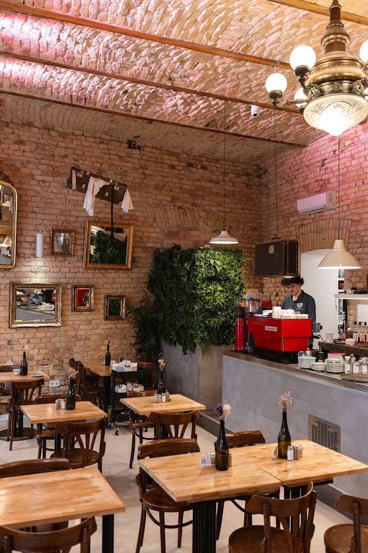 Lion's Locker Coffee & Brunch - specialty coffee shop in Budapest