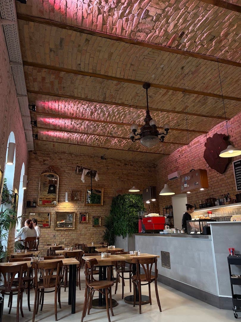 Lion's Locker Coffee & Brunch - specialty coffee shop in Budapest