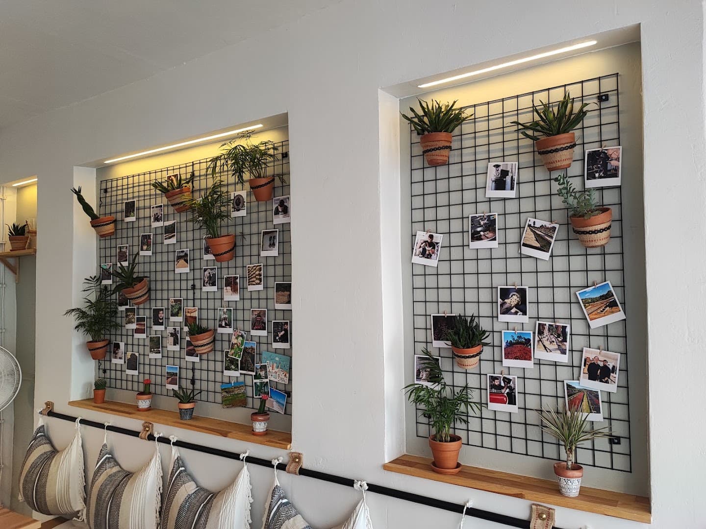 Interior of El Cafetero Plac Zbawiciela, specialty coffee shop in Warsaw