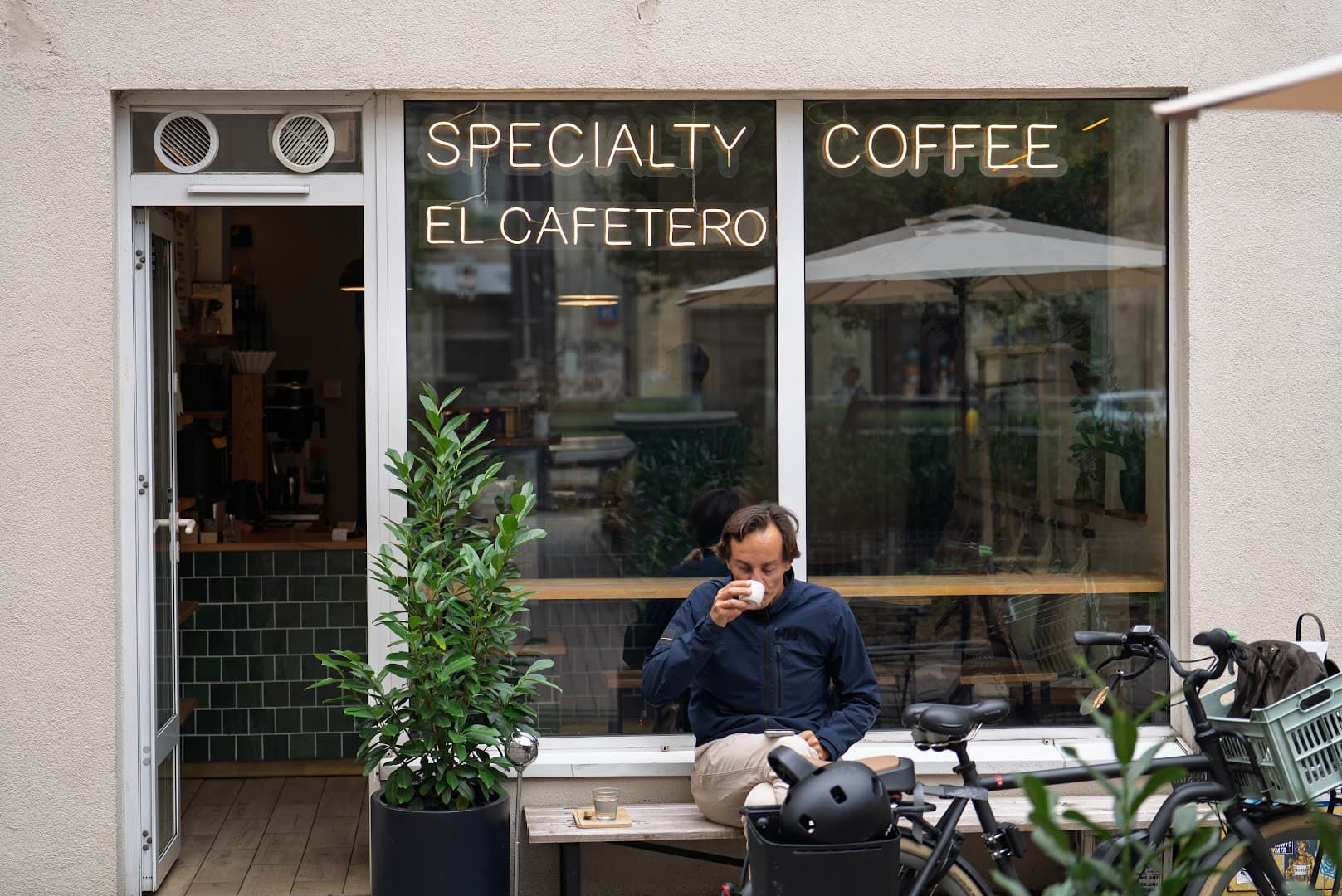Storefront of El Cafetero Plac Zbawiciela, specialty coffee shop in Warsaw