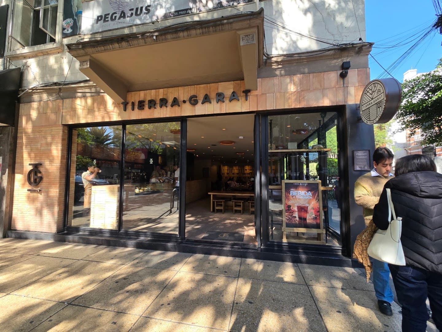 Storefront of Tierra Garat Florencia, specialty coffee shop in Mexico City
