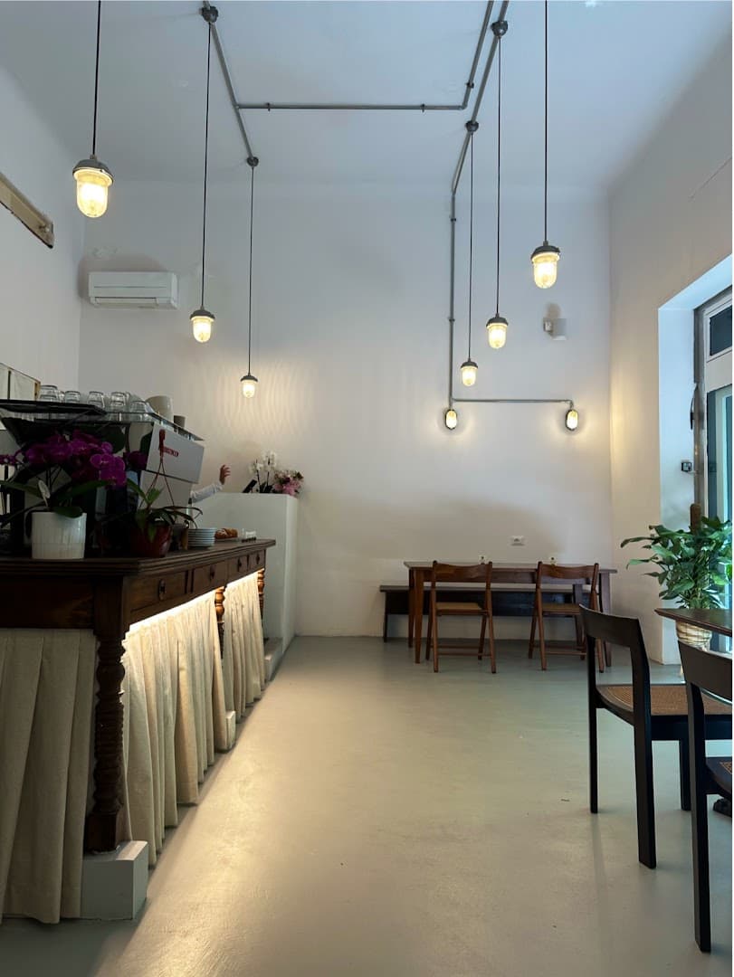 Interior of Fatum Café, specialty coffee shop in Milan