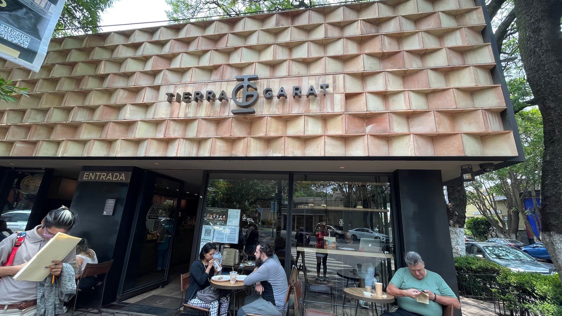 Storefront of Tierra Garat Londres, specialty coffee shop in Mexico City