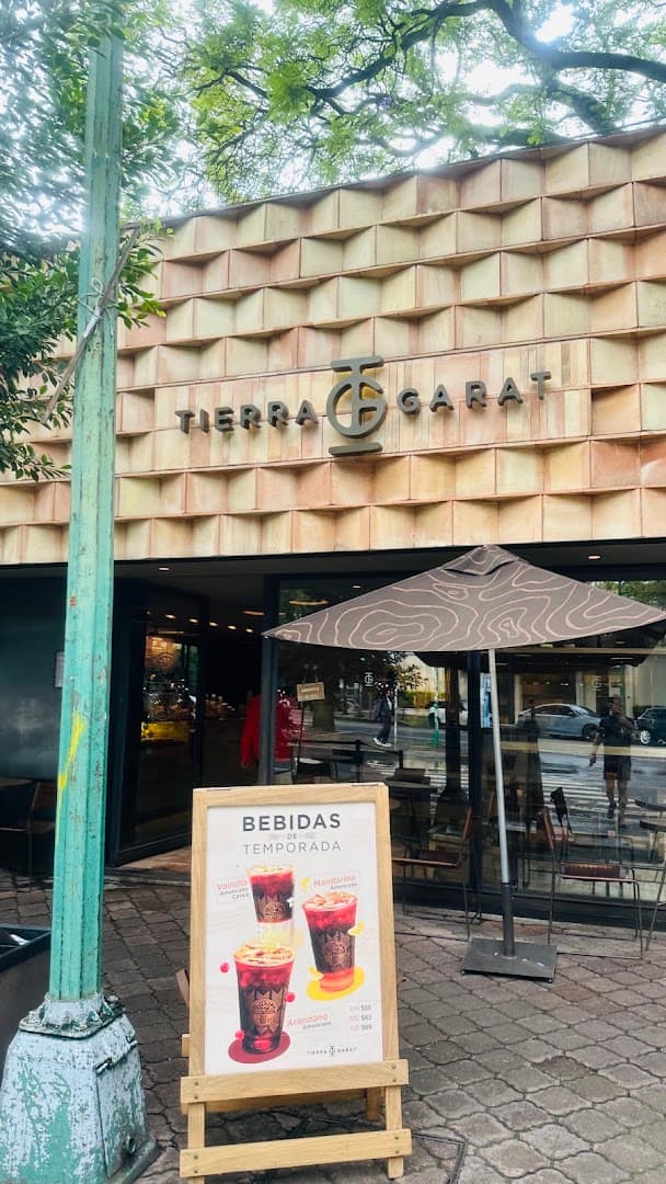 Storefront of Tierra Garat Londres, specialty coffee shop in Mexico City