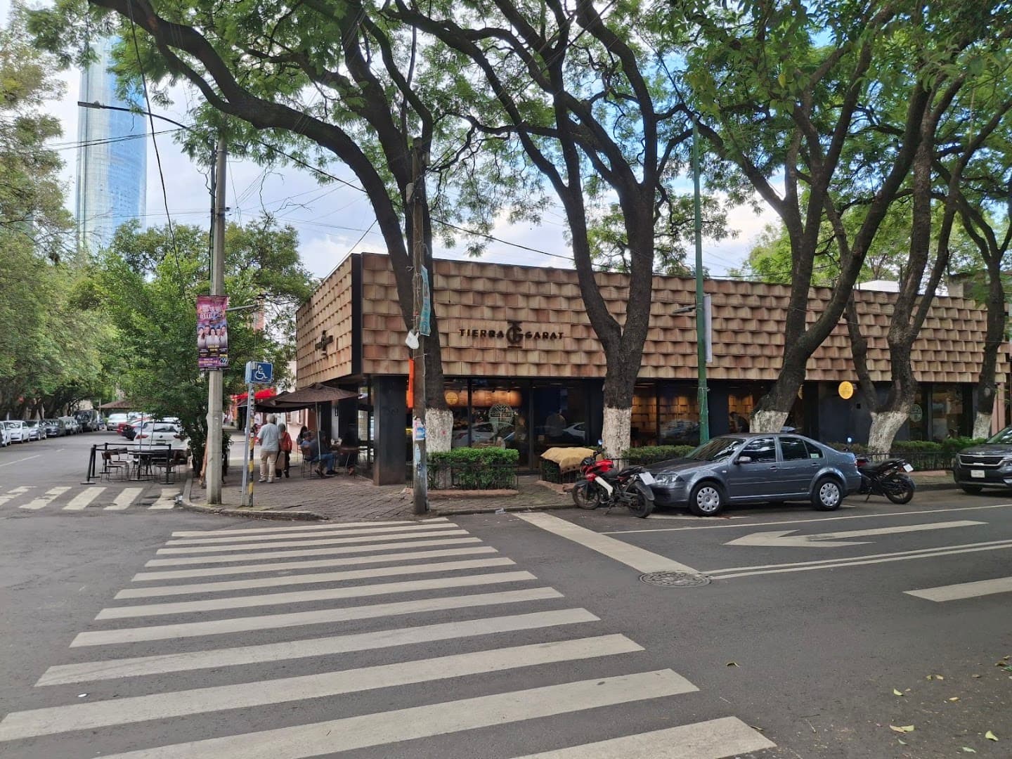 Storefront of Tierra Garat Londres, specialty coffee shop in Mexico City