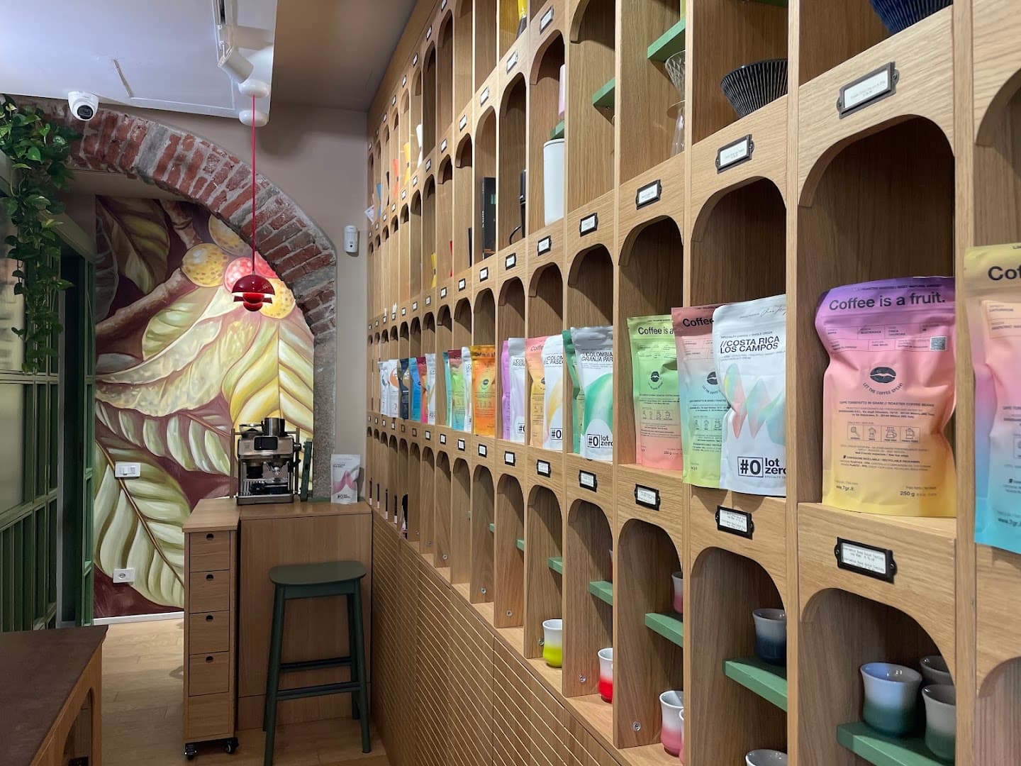Interior of Coffee Studio 7Gr - Corso Venezia, specialty coffee shop in Milan