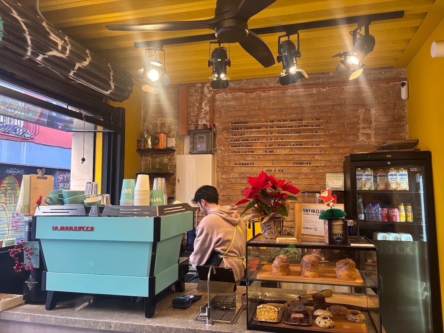 ONYVA COFFEE LES CORTS | Cafe de Especialidad | Coffee Roaster propio - specialty coffee shop in Barcelona