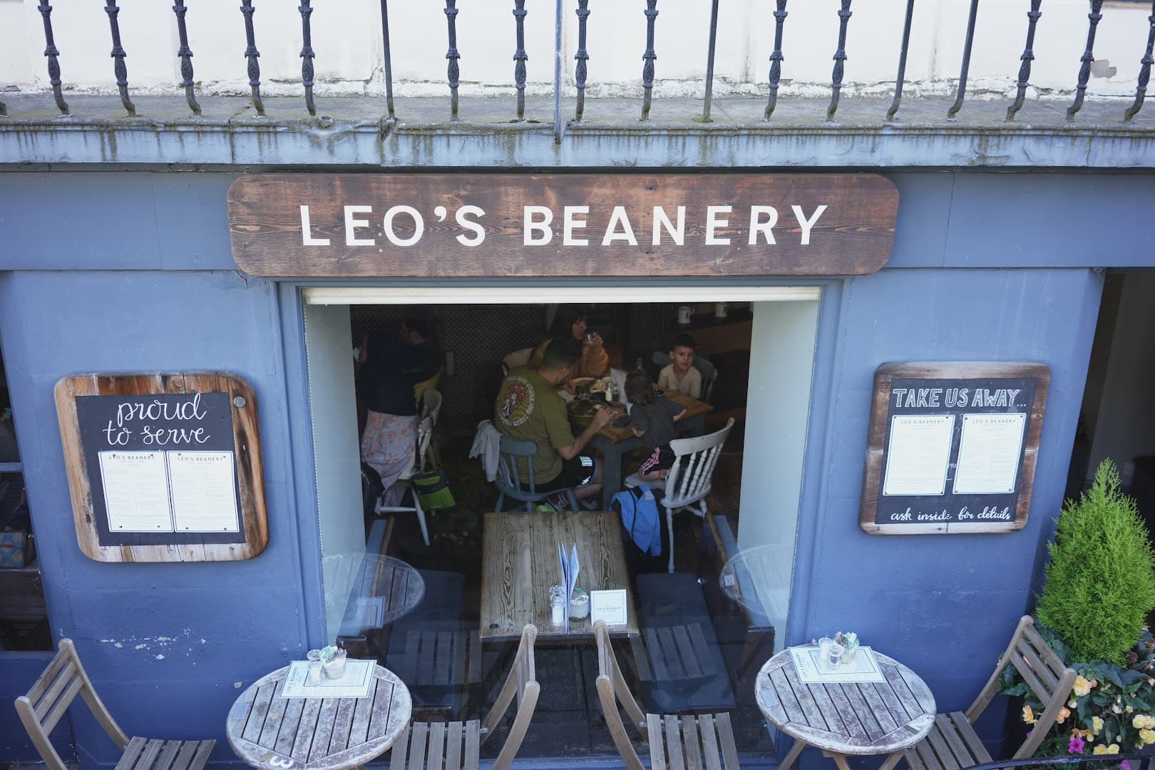 Storefront of Leo's Beanery, specialty coffee shop in Edinburgh