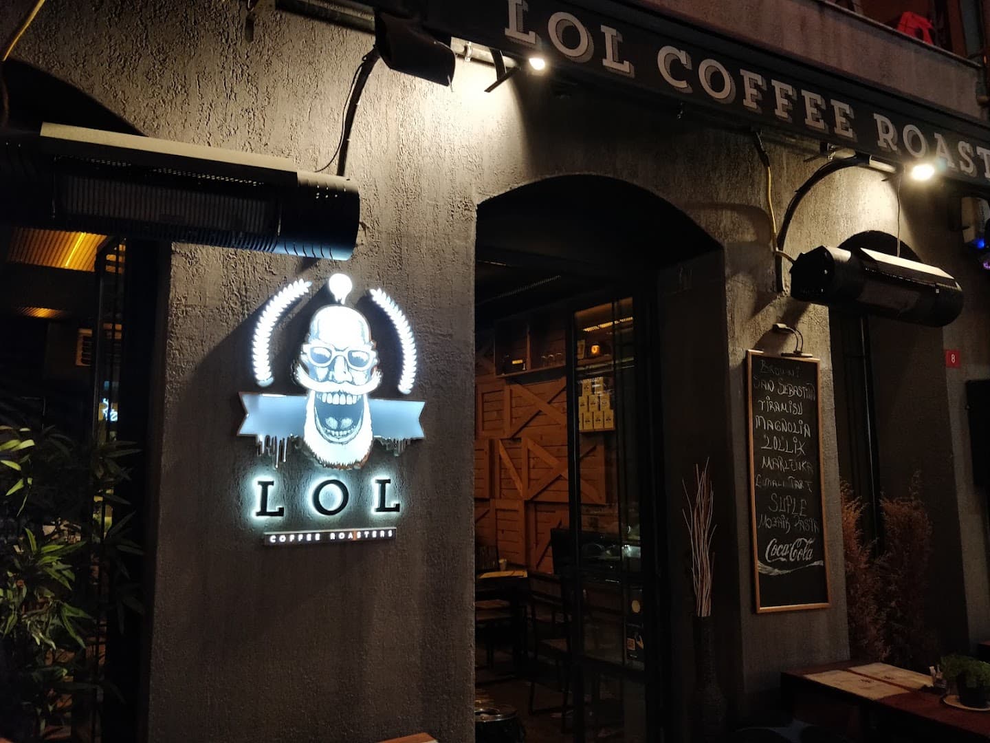Lol Coffee Roasters specialty coffee shop in Istanbul - photo 8