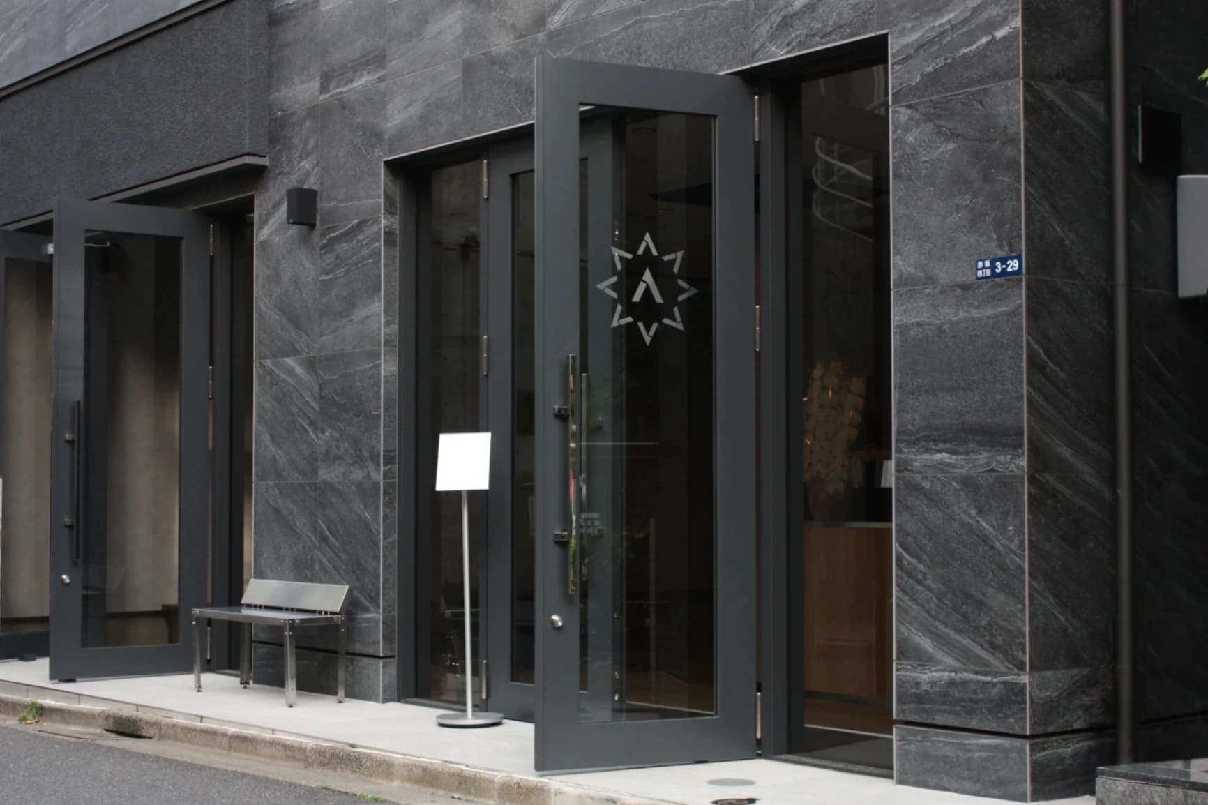 Apollon's Gold Akasaka Cafe - specialty coffee shop in Tokyo