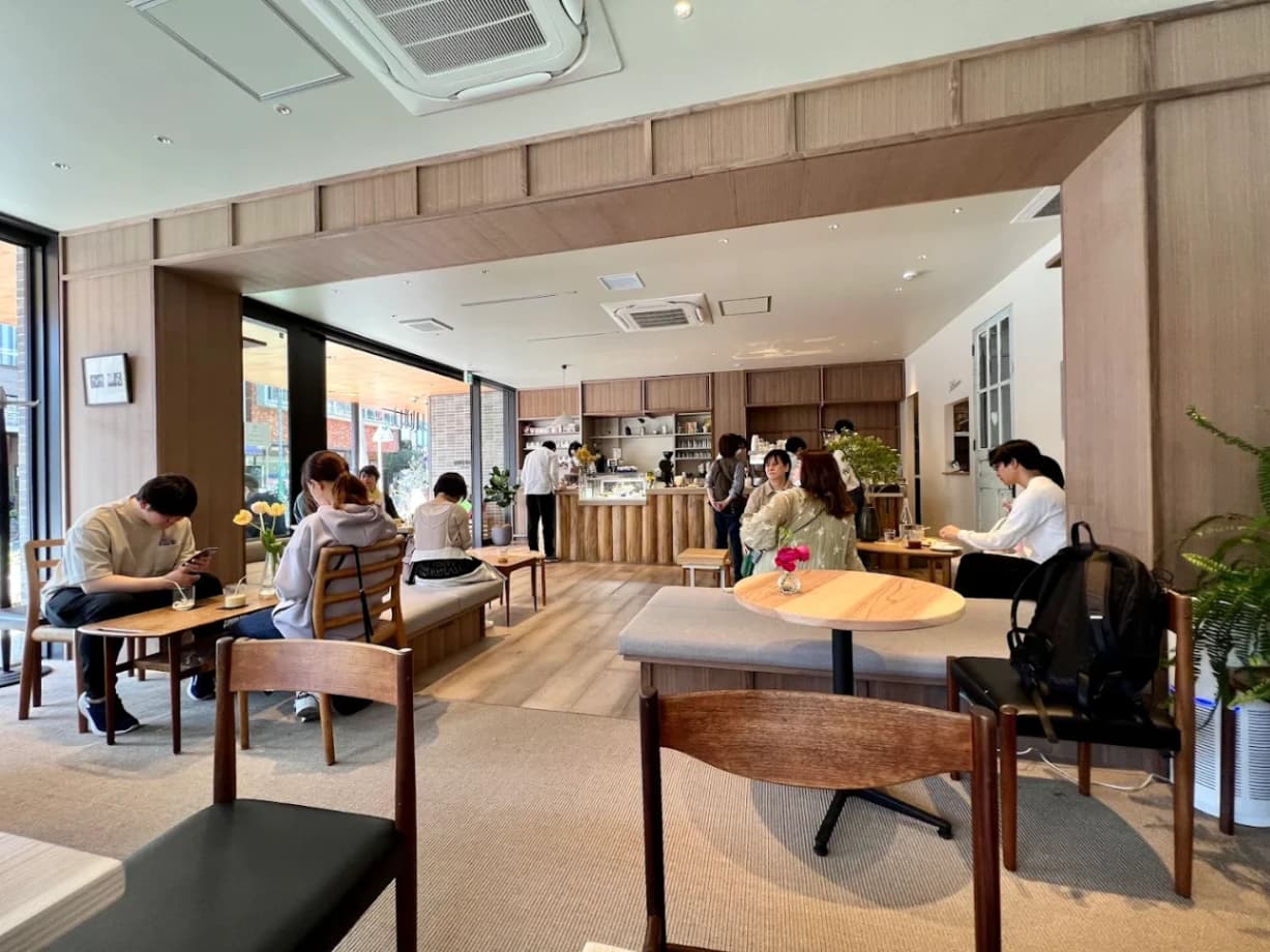 Onibus Coffee (Jiyugaoka Store) - specialty coffee shop in Tokyo