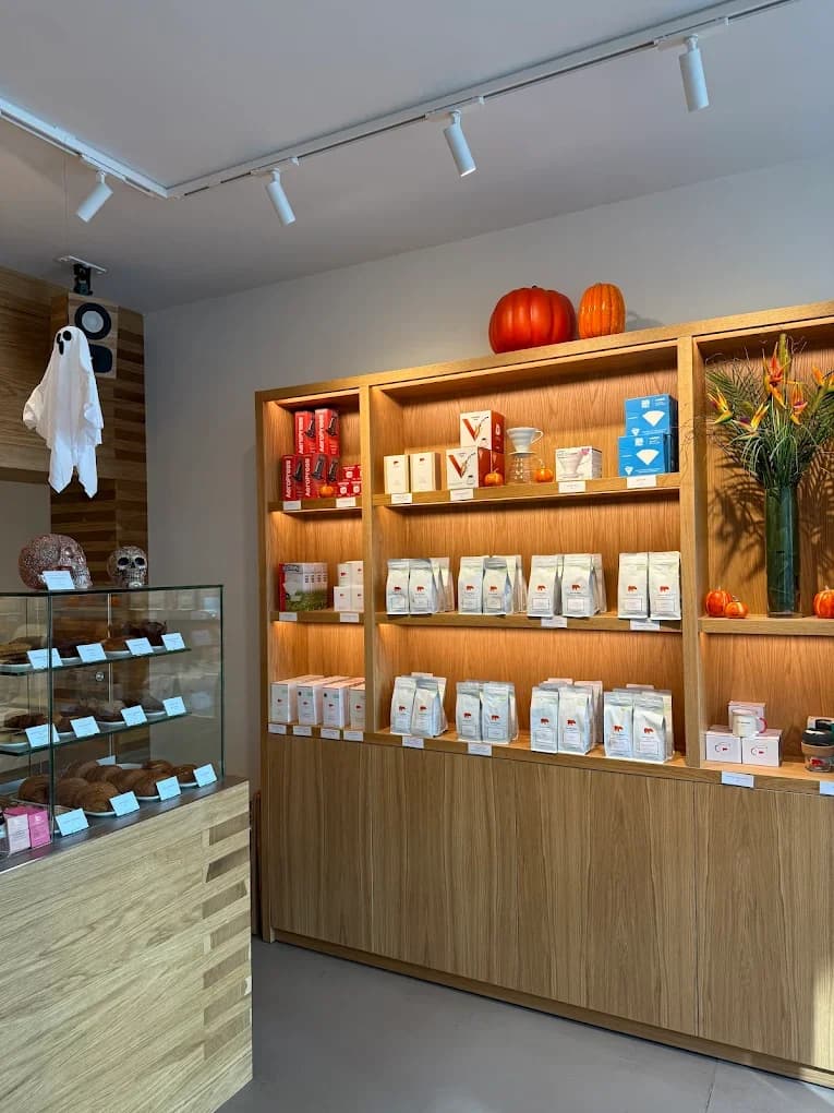 Kiss the Hippo (Spitalfields) specialty coffee shop in London - photo 6