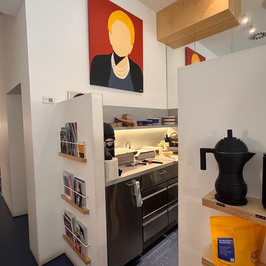 Hola Coffee Lagasca specialty coffee shop in Madrid - photo 7
