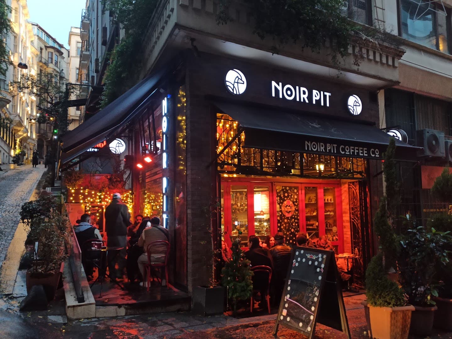 Noir Pit specialty coffee shop in Istanbul - photo 4