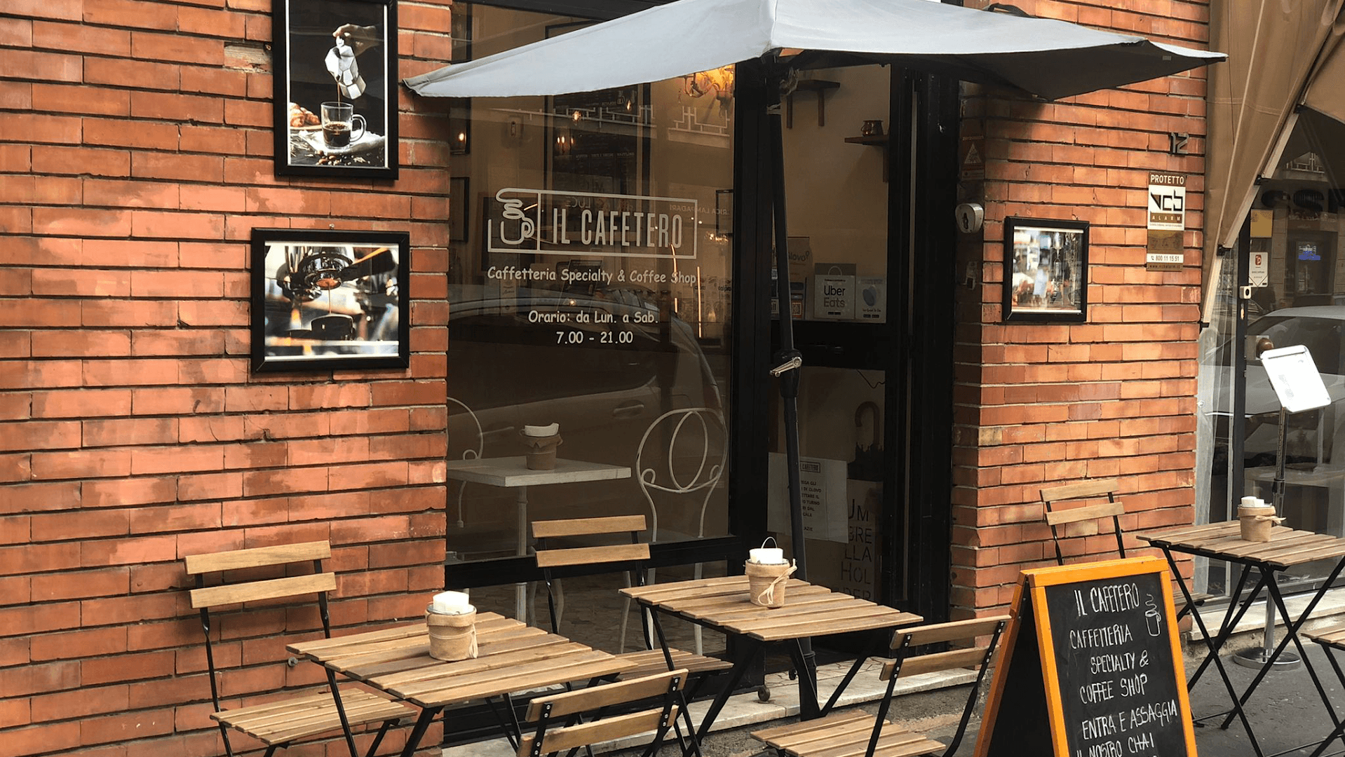 Storefront of Il Cafetero Specialty Coffee Milan, specialty coffee shop in Milan