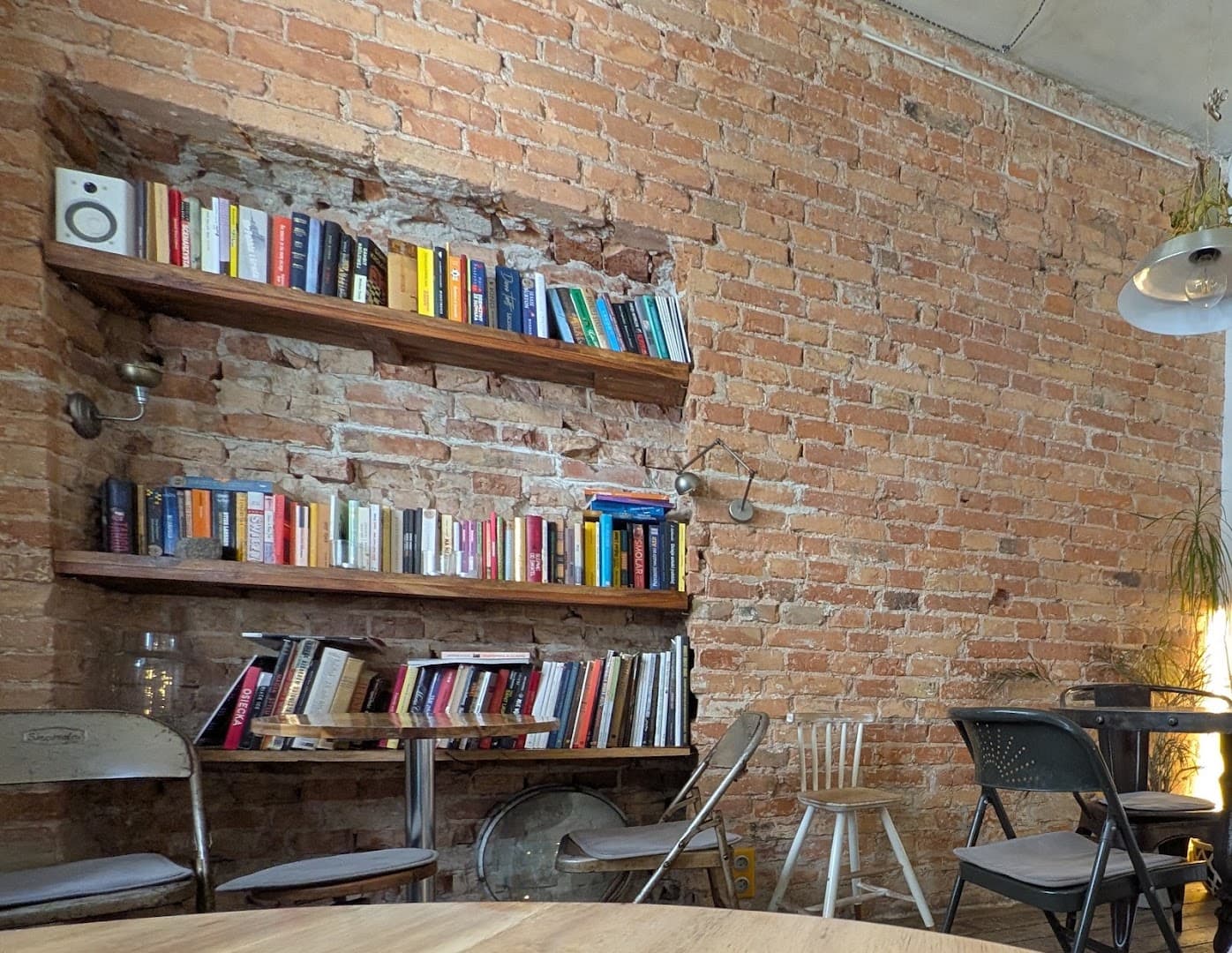 Interior of Paręosób Gallery Cafe, specialty coffee shop in Warsaw